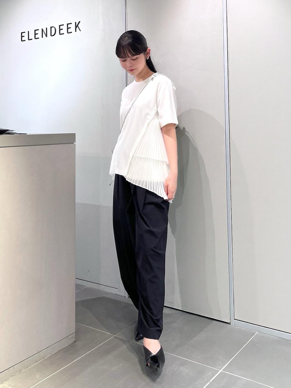ホワイト系のTシャツ/カットソー、ブラック系のその他パンツ、ブラック系のパンプスを着用したレディースの夏コーディネートの5枚目の写真