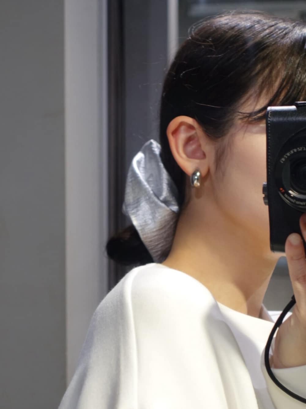 シルバー系のパンプス、ホワイト系のTシャツ/カットソー、ブラウン系のその他パンツを着用したレディースの春コーディネートの5枚目の写真