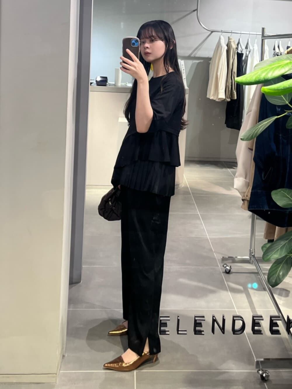 その他のパンプス、ブラック系のその他パンツ、ブラック系のTシャツ/カットソーを着用したレディースの春コーディネートの2枚目の写真