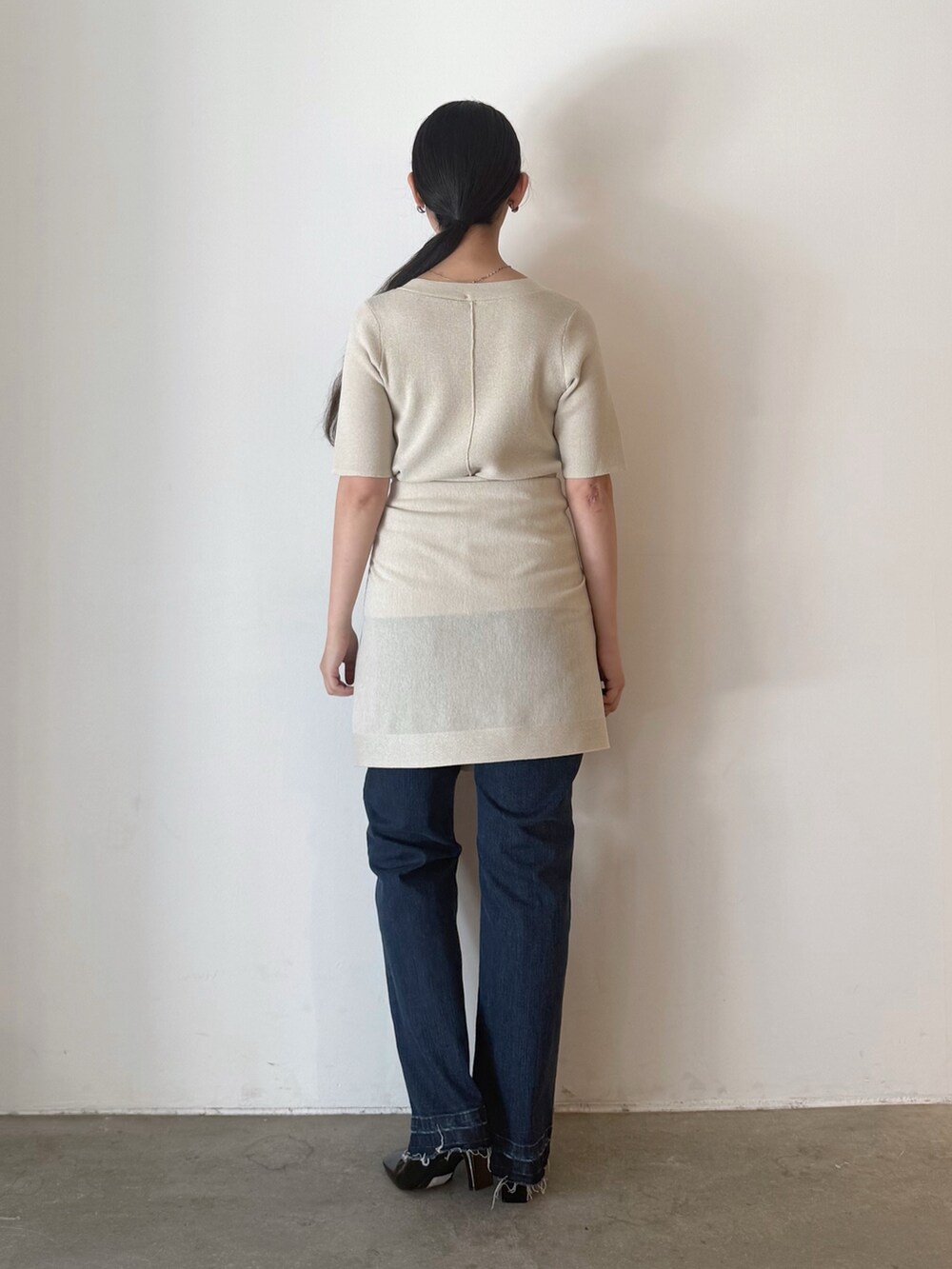 ベージュ系のカーディガン/ボレロ、ブルー系のデニムパンツ、ブラック系のブーツを着用したレディースの夏コーディネートの8枚目の写真