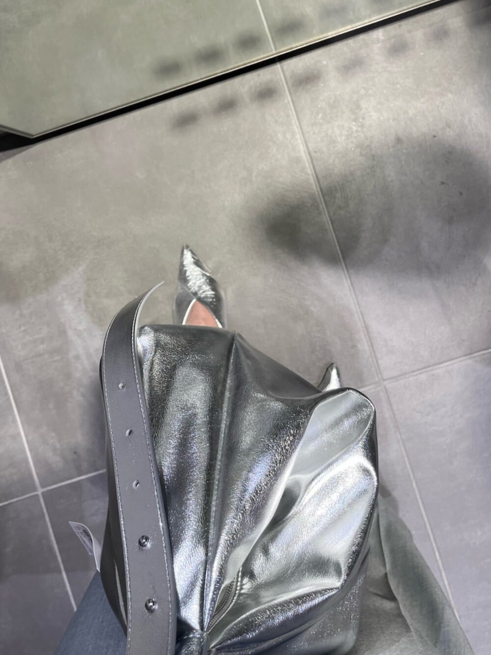 シルバー系のショルダーバッグ、シルバー系のパンプス、グレー系のその他パンツを着用したレディースの春コーディネートの5枚目の写真