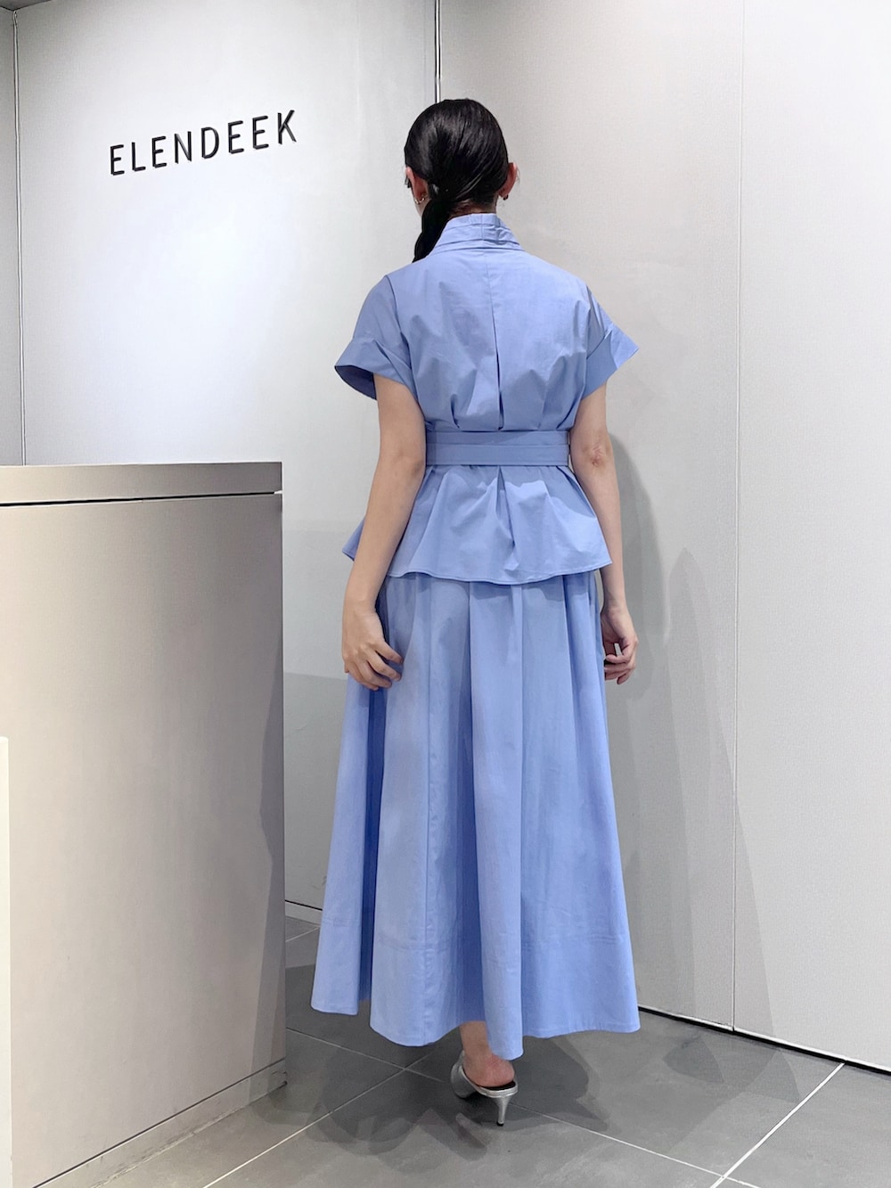 ブルー系のワンピース、シルバー系のパンプスを着用したレディースの夏コーディネートの3枚目の写真