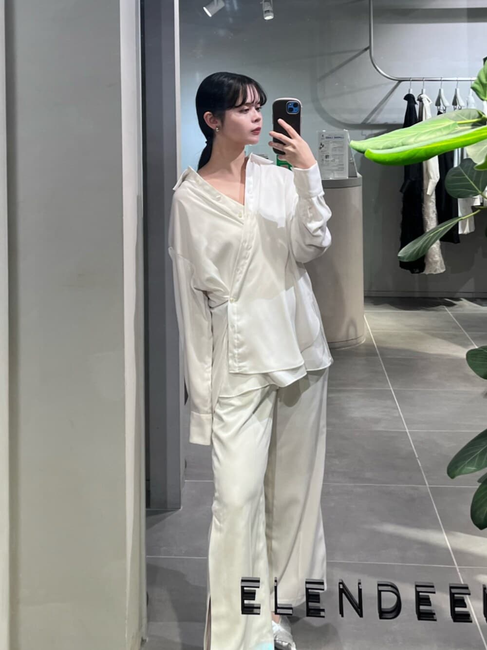 シルバー系のパンプス、ホワイト系のその他パンツ、ホワイト系のシャツ/ブラウスを着用したレディースの春コーディネートの6枚目の写真