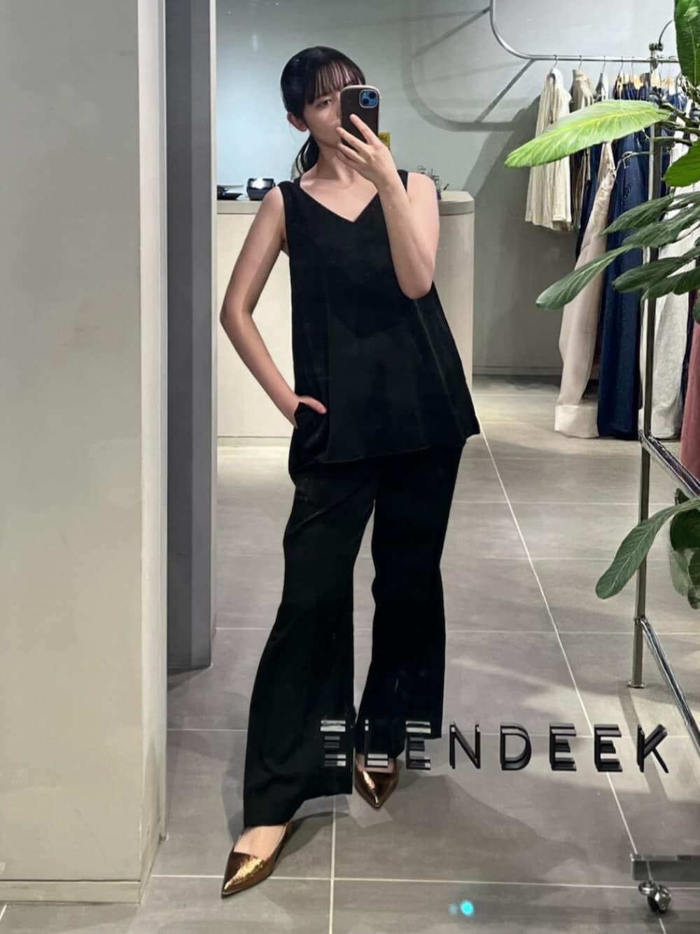 その他のパンプス、ベージュ系のテーラードジャケット、ブラック系のキャミソールを着用したレディースの春コーディネートの4枚目の写真