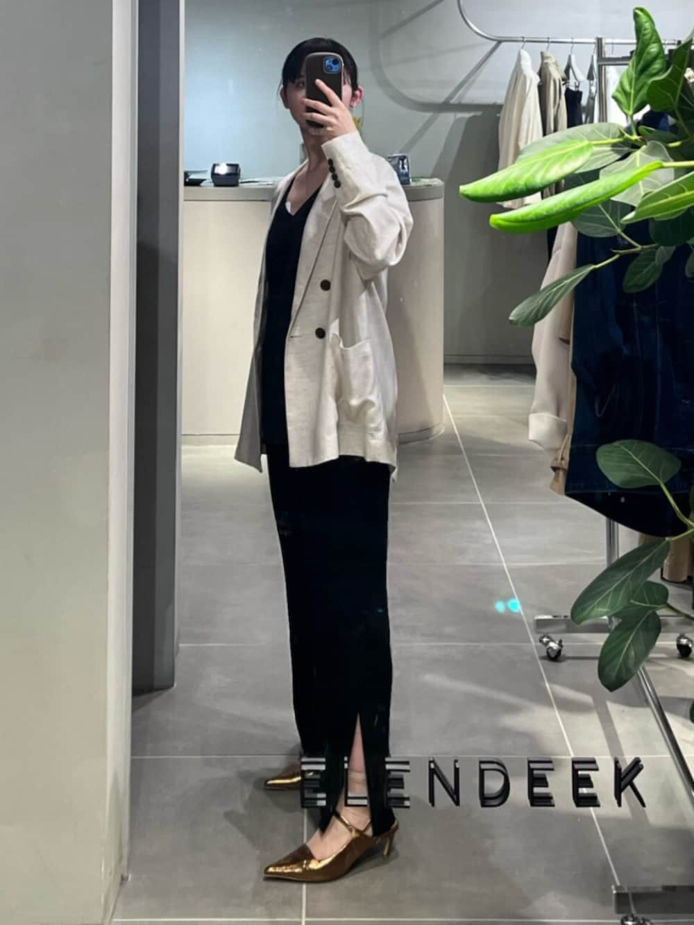 その他のパンプス、ベージュ系のテーラードジャケット、ブラック系のキャミソールを着用したレディースの春コーディネートの2枚目の写真