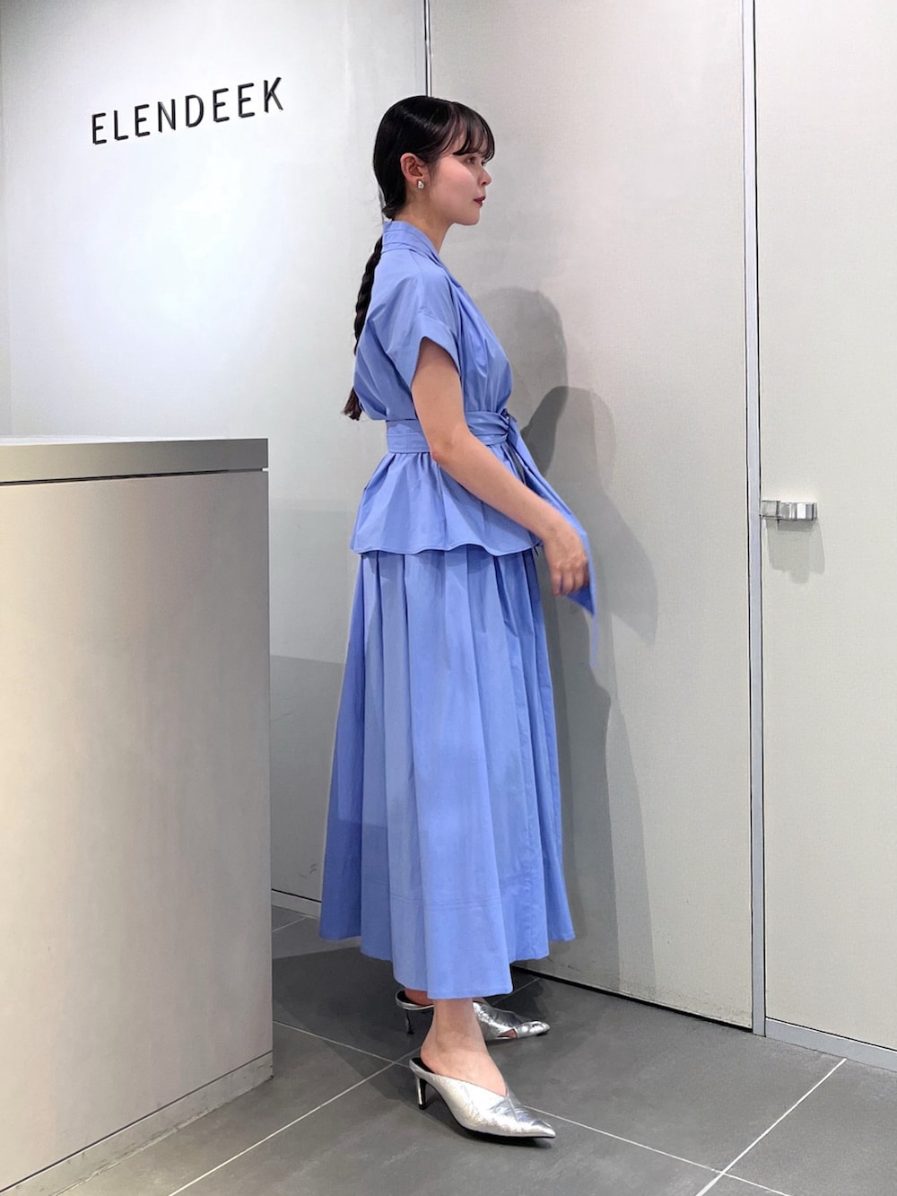 ブルー系のワンピース、シルバー系のパンプスを着用したレディースの夏コーディネートの2枚目の写真