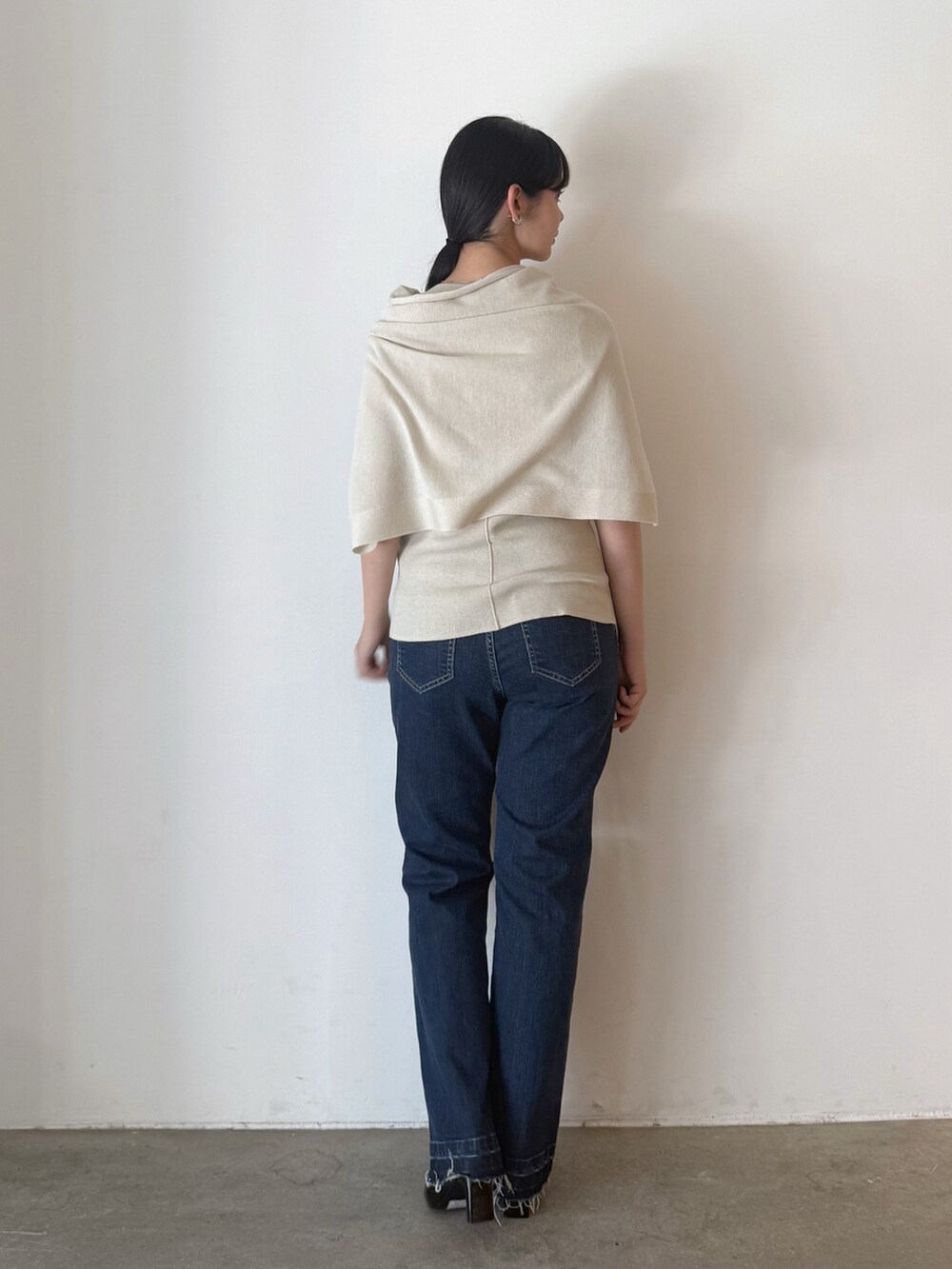 ベージュ系のカーディガン/ボレロ、ブルー系のデニムパンツ、ブラック系のブーツを着用したレディースの夏コーディネートの3枚目の写真