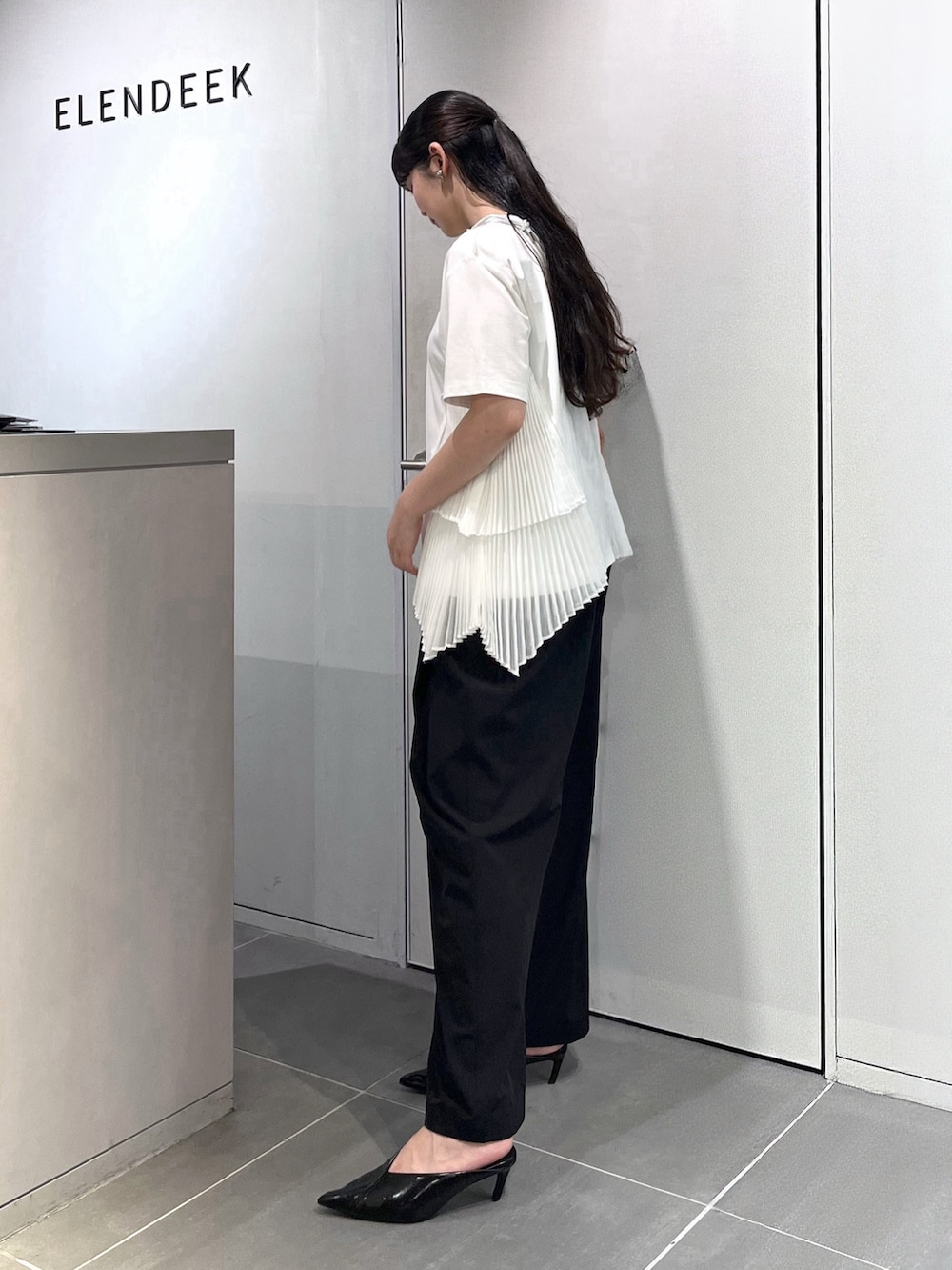 ホワイト系のTシャツ/カットソー、ブラック系のその他パンツ、ブラック系のパンプスを着用したレディースの夏コーディネートの4枚目の写真