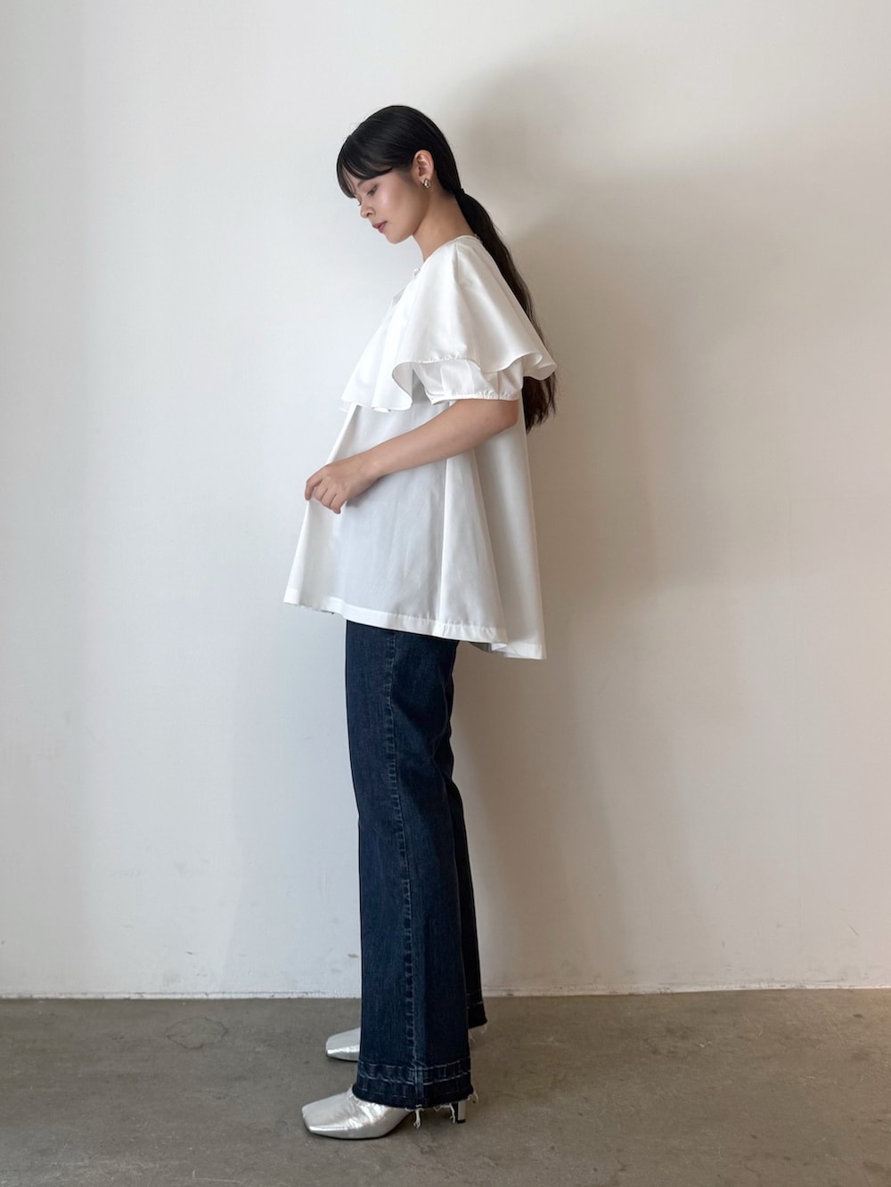 ホワイト系のシャツ/ブラウス、ブルー系のデニムパンツ、シルバー系のブーツを着用したレディースの夏コーディネートの4枚目の写真