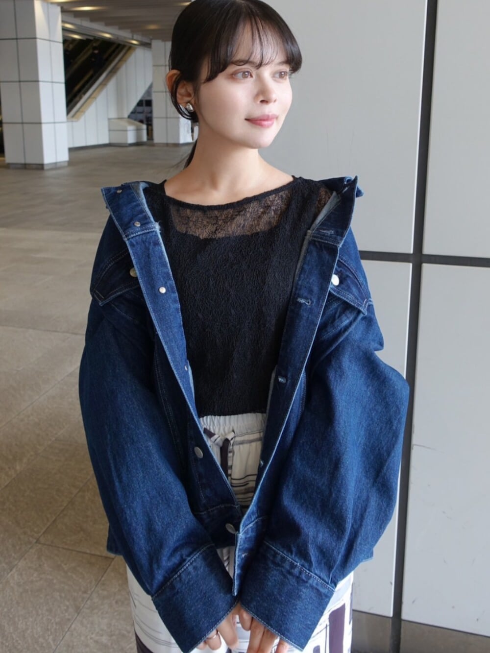 ブラック系のTシャツ/カットソー、ホワイト系のショルダーバッグ、ホワイト系のその他パンツを着用したレディースの春コーディネートの4枚目の写真