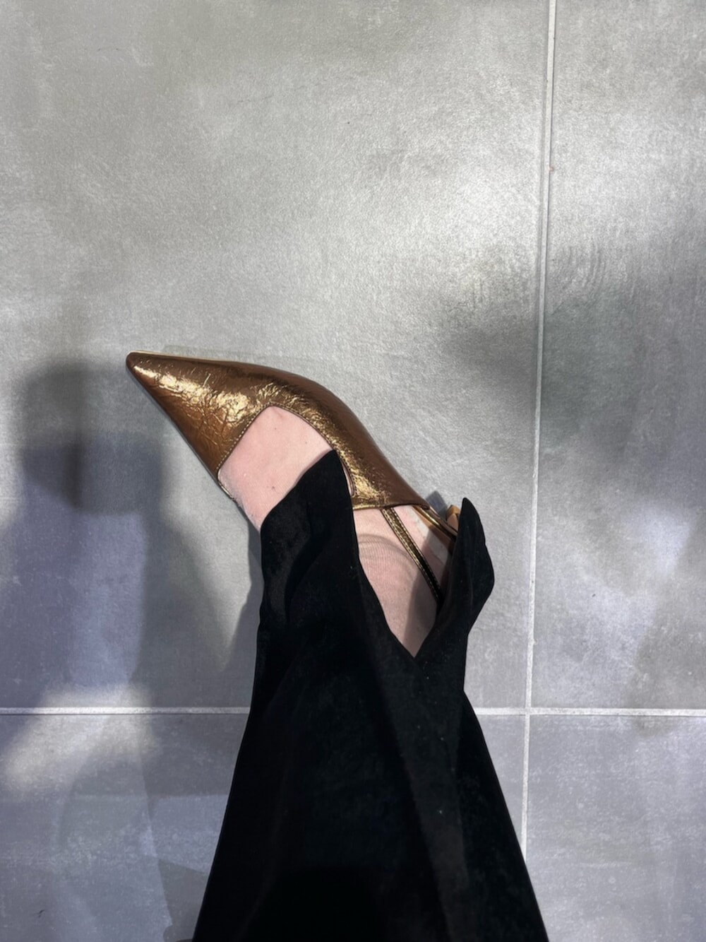 その他のパンプス、ベージュ系のテーラードジャケット、ブラック系のキャミソールを着用したレディースの春コーディネートの5枚目の写真