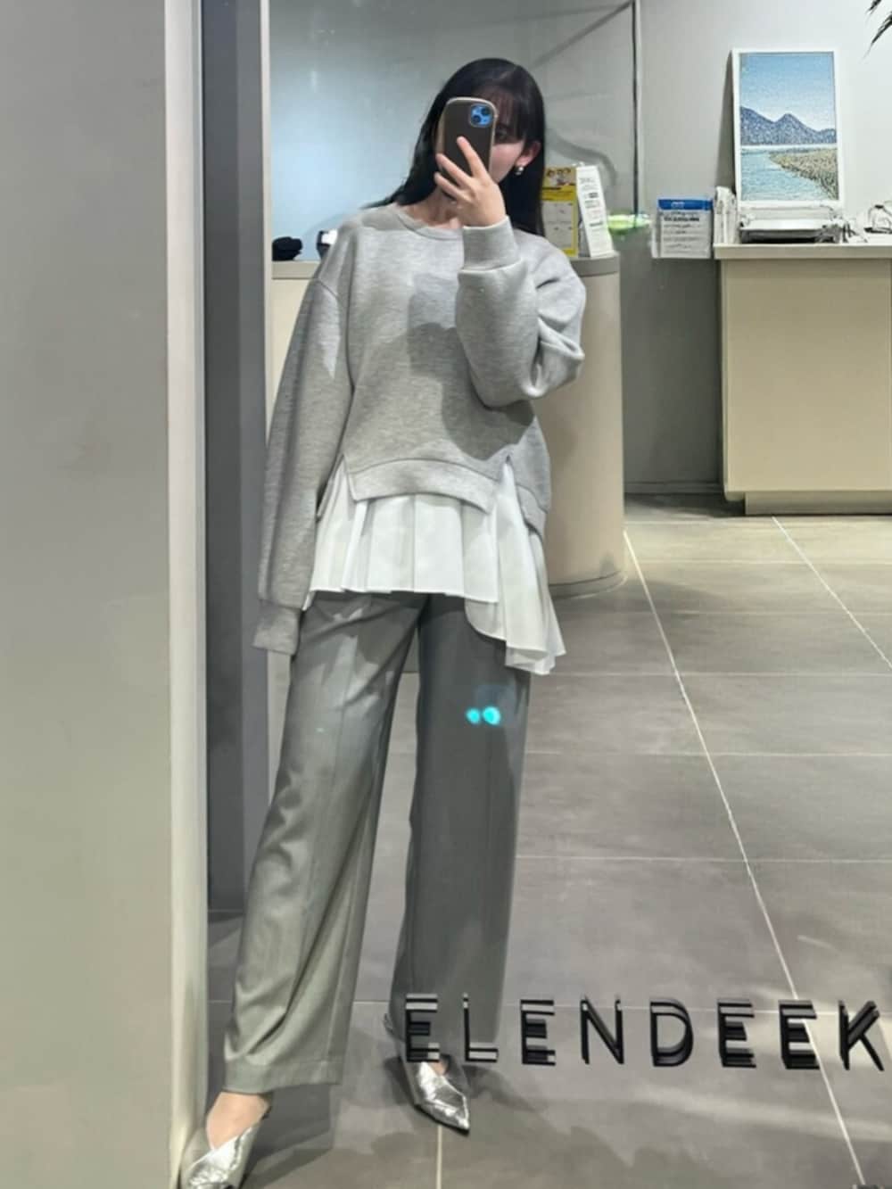 シルバー系のパンプス、グレー系のTシャツ/カットソー、グレー系のその他パンツを着用したレディースの春コーディネートの5枚目の写真