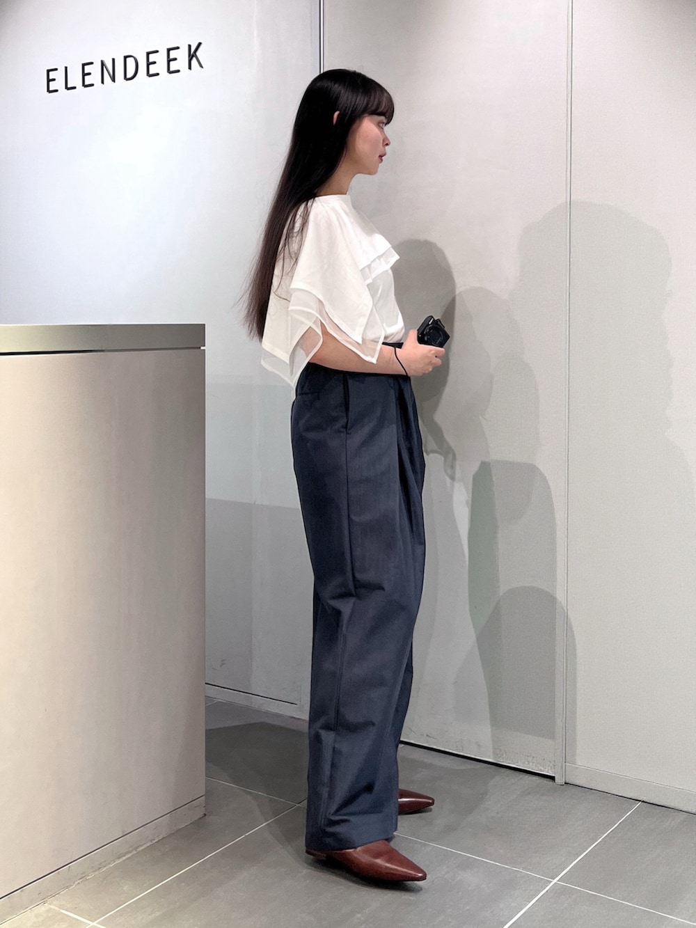 ホワイト系のTシャツ/カットソー、ブルー系のその他パンツ、ブラウン系のパンプスを着用したレディースの夏コーディネートの2枚目の写真