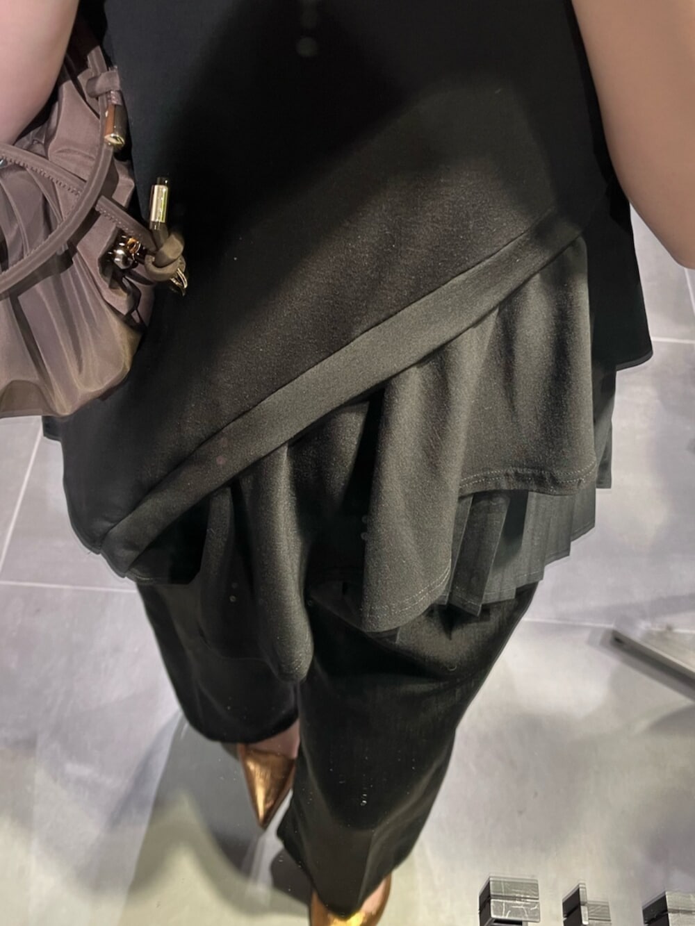 その他のパンプス、ブラック系のその他パンツ、ブラック系のTシャツ/カットソーを着用したレディースの春コーディネートの5枚目の写真