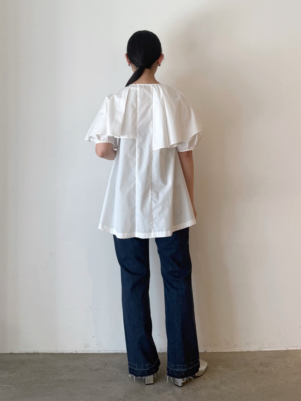 ホワイト系のシャツ/ブラウス、ブルー系のデニムパンツ、シルバー系のブーツを着用したレディースの夏コーディネートの3枚目の写真