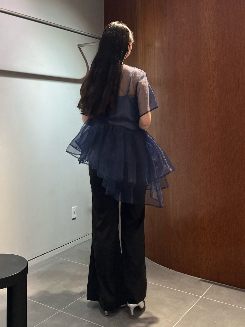 ブルー系のシャツ/ブラウス、ブラック系のその他パンツ、シルバー系のパンプスを着用したレディースの春コーディネートの3枚目の写真