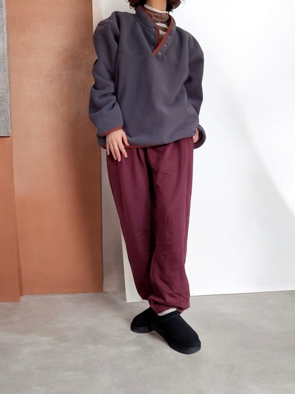 グレー系のその他トップス、ブラウン系のTシャツ/カットソー、レッド系のスウェットパンツを着用したレディースの冬コーディネートの2枚目の写真