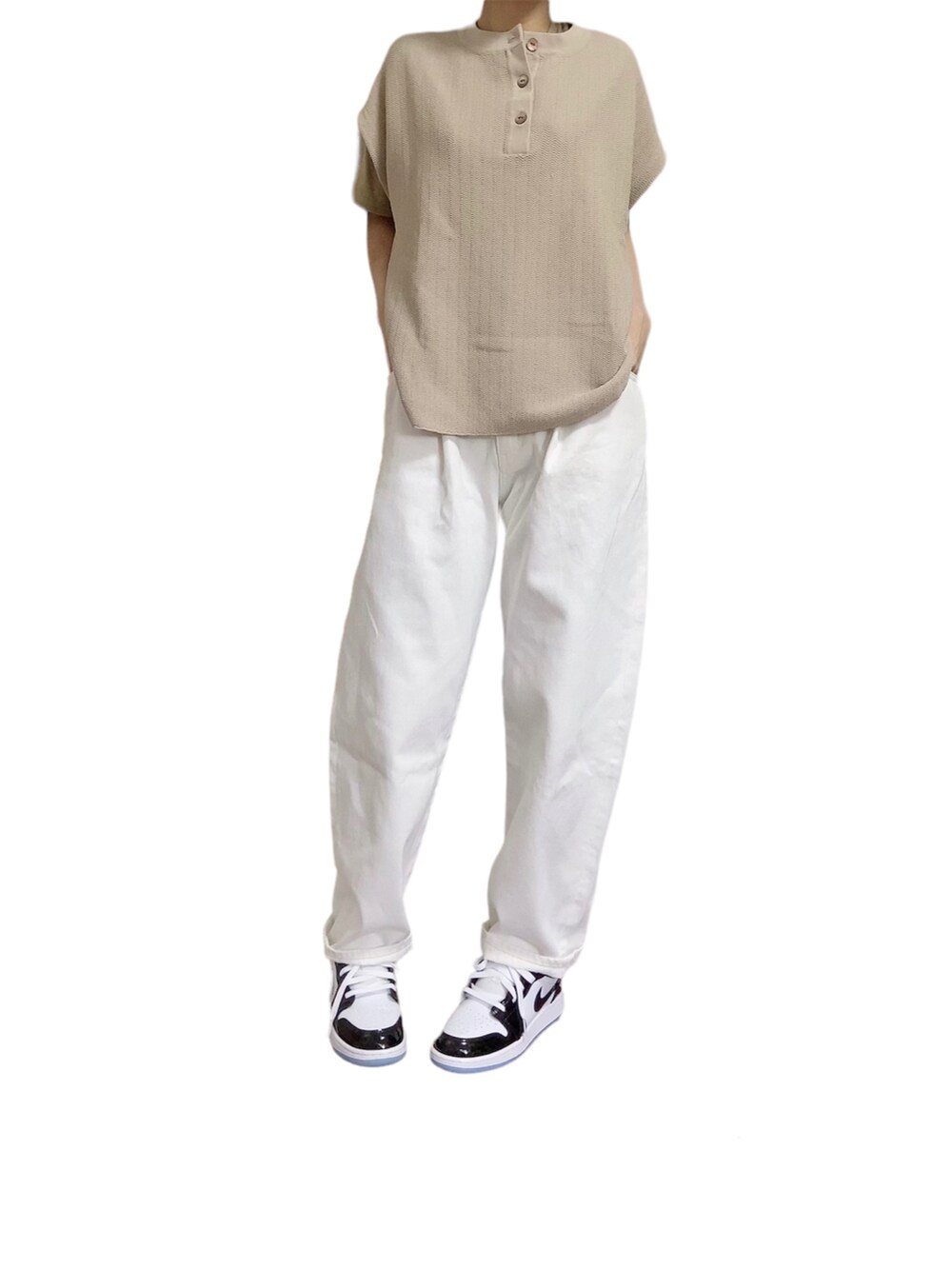 ベージュ系のニット/セーター、ホワイト系のデニムパンツ、ブルー系のTシャツ/カットソーを着用したレディースの春コーディネートの2枚目の写真