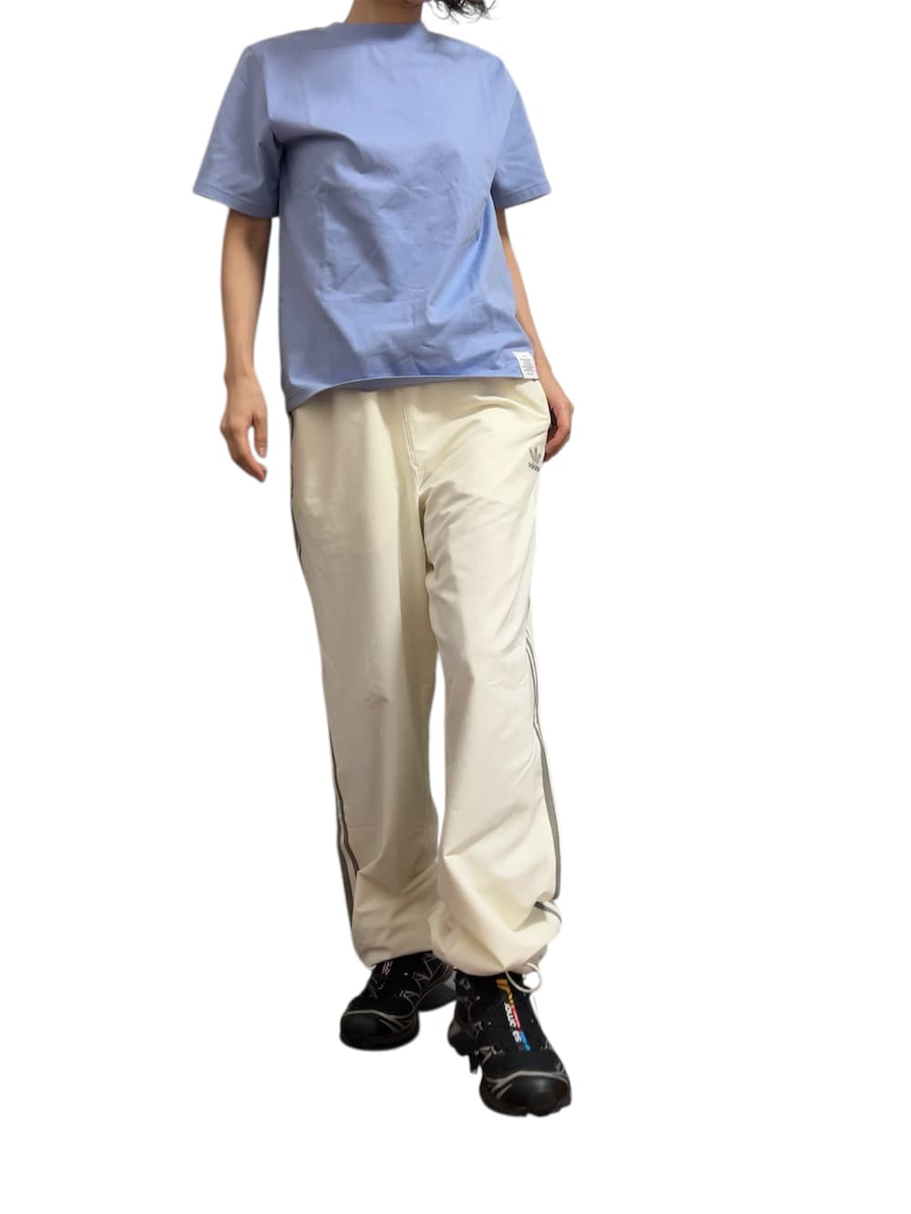 ブラック系のマウンテンパーカー、ホワイト系のその他パンツ、ブラック系のスニーカーを着用したレディースの秋コーディネートの2枚目の写真