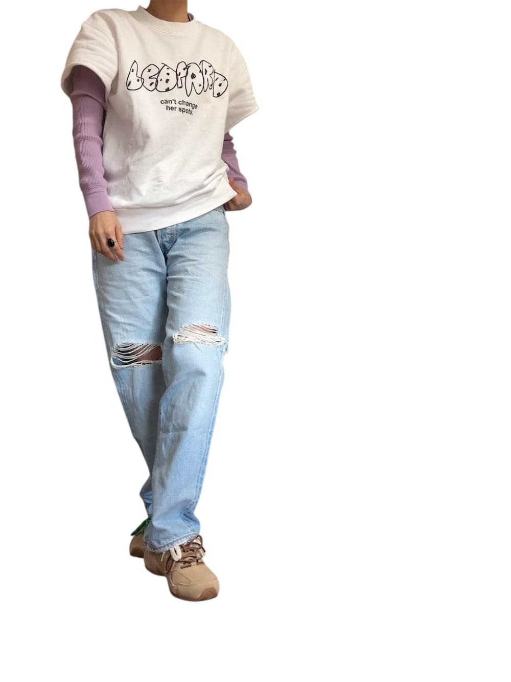 「休日スタイル、レイヤードスタイル、スウェット、クラッシュデニム、デニム、スニーカー、New Balance、MIUMIU」｜「6のアイテム（スウェット、ホワイト系）」を使った、mmmmm000 _styleさん（レディース・161cm）の春コーディネートの2枚目の写真