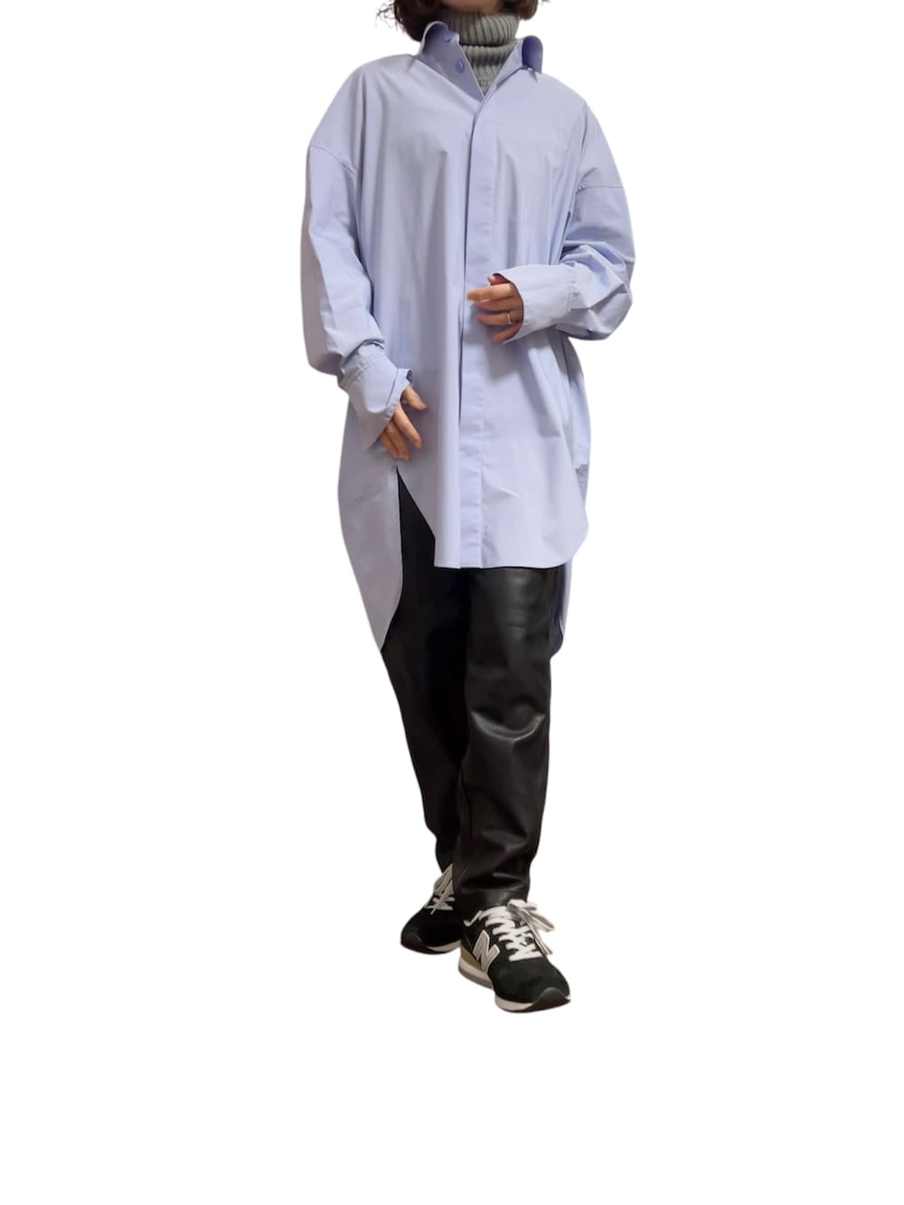 ブルー系のシャツ/ブラウス、ブラック系のパンツ、ブラック系のスニーカーを着用したレディースの冬コーディネートの2枚目の写真