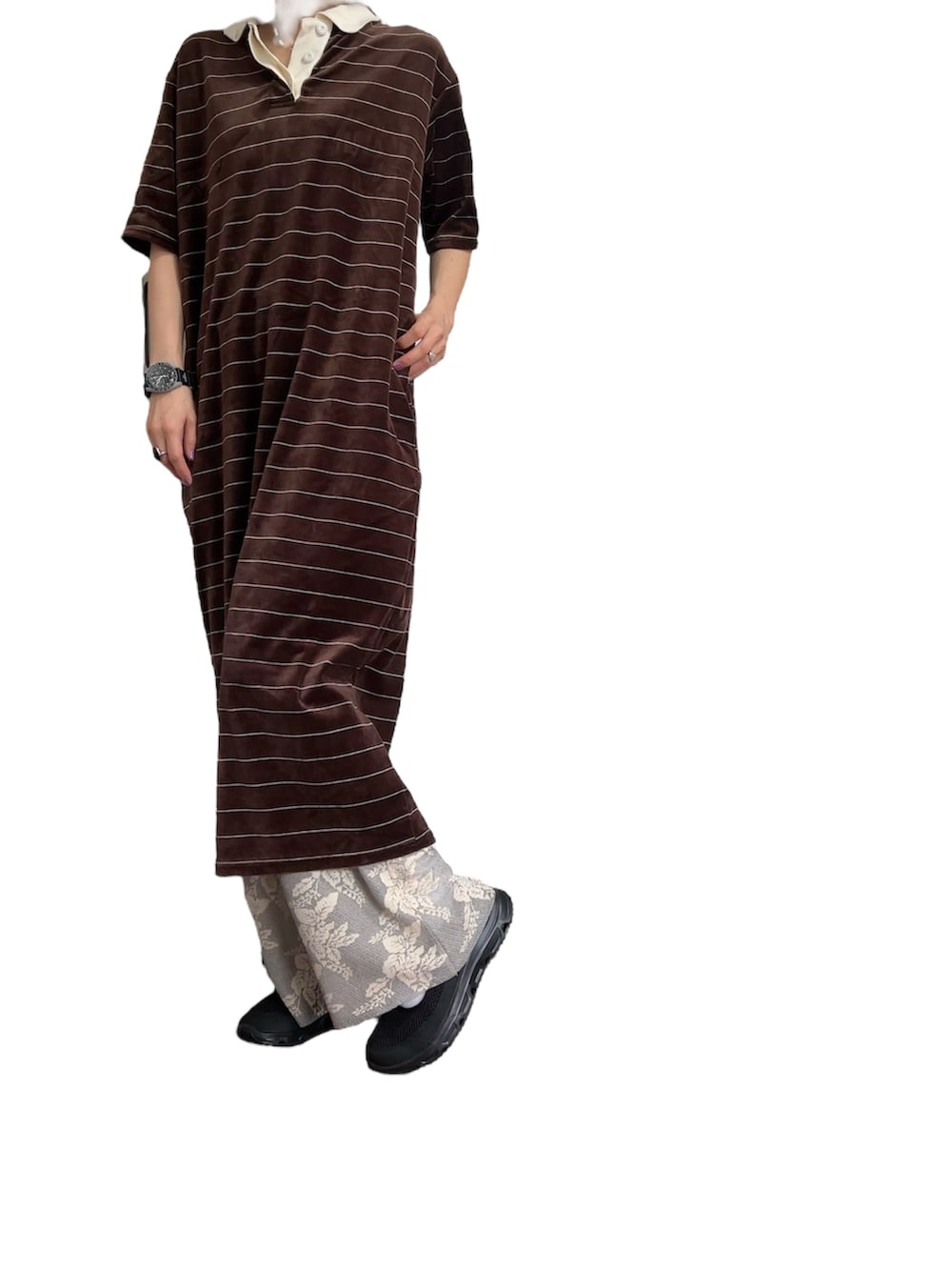 ブラウン系のワンピース、ベージュ系のパンツ、ブラック系のサンダルを着用したレディースの夏コーディネートの2枚目の写真