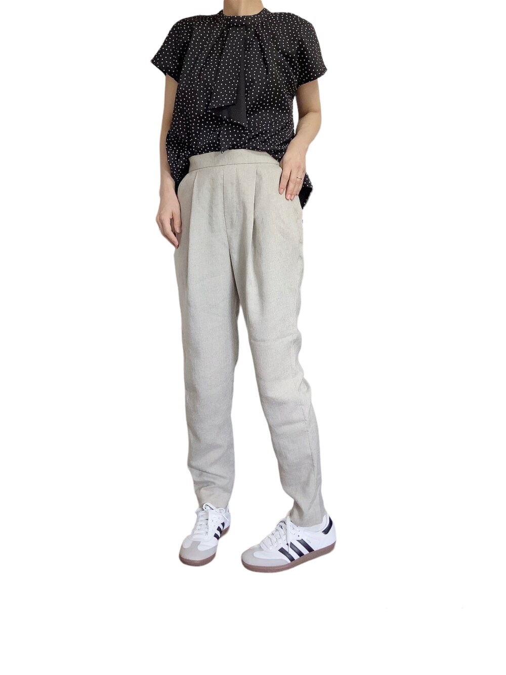 ブラック系のシャツ/ブラウス、ベージュ系のその他パンツを着用したレディースの夏コーディネートの2枚目の写真