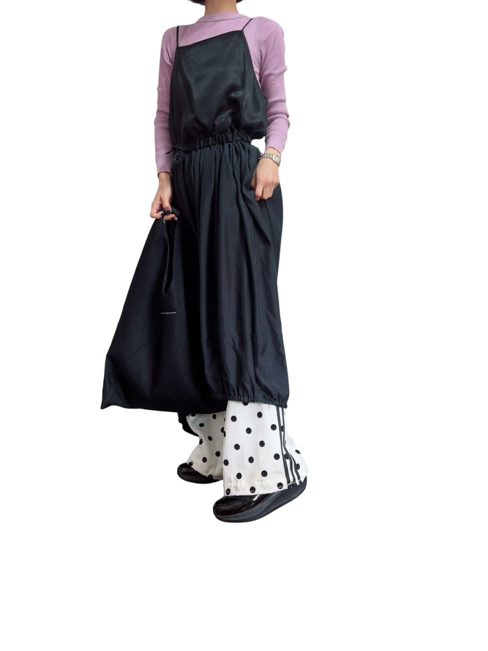 ホワイト系のパンツ、ブラック系のワンピース、パープル系のTシャツ/カットソーを着用したレディースの春コーディネートの2枚目の写真