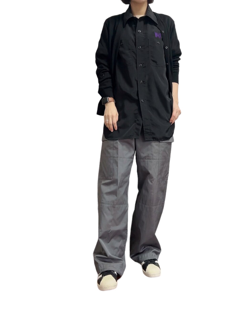 ブラック系のシャツ/ブラウス、ブラック系のカーディガン/ボレロ、グレー系のカーゴパンツを着用したレディースの夏コーディネートの2枚目の写真