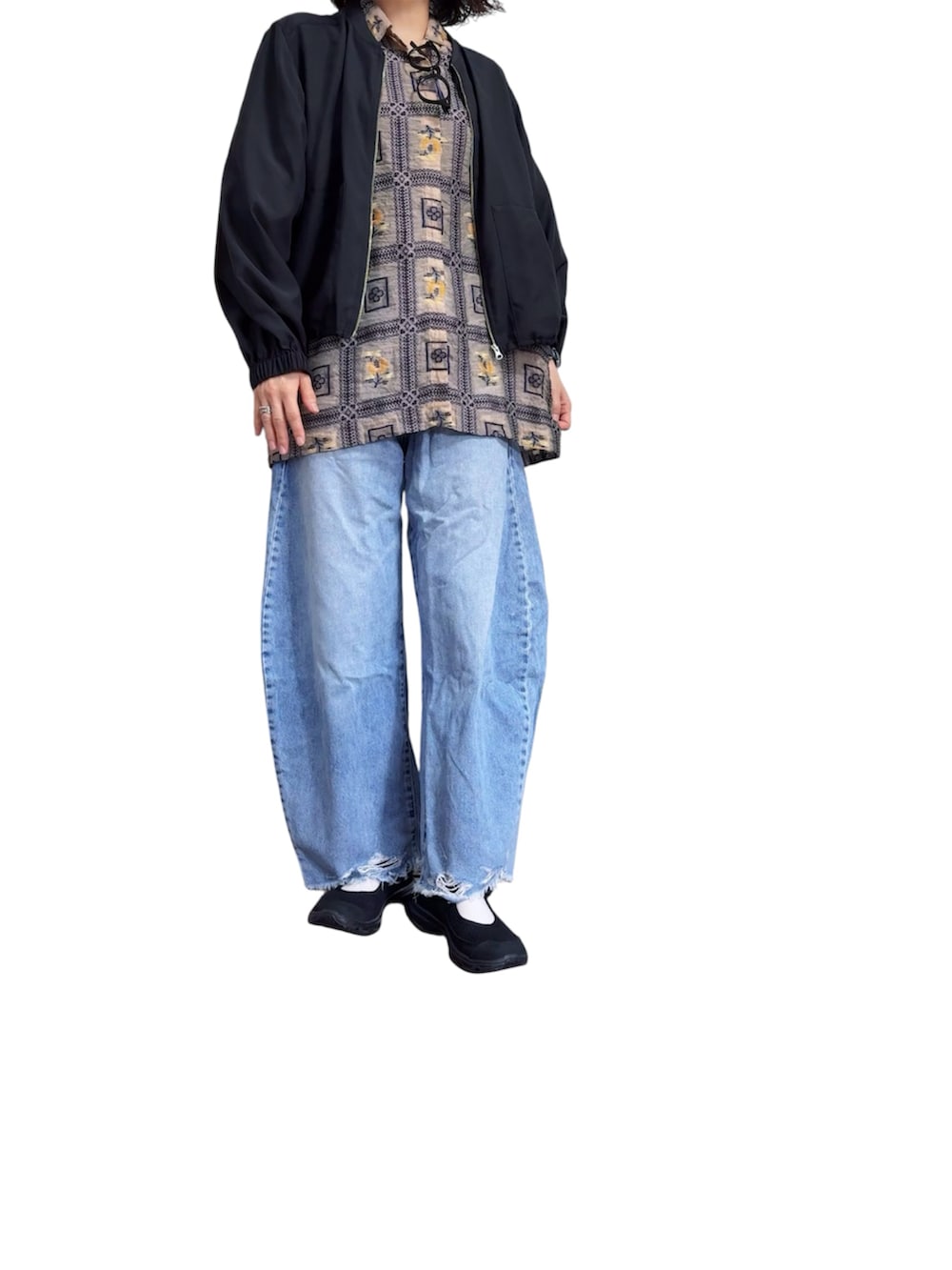 ブラック系のサンダル、ブルー系のデニムパンツ、ブラック系のジャケット/アウターを着用したレディースの秋コーディネートの2枚目の写真