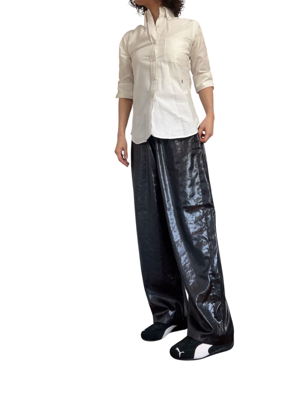 ベージュ系のシャツ/ブラウス、ブラック系のその他パンツ、ブラック系のスニーカーを着用したレディースの夏コーディネートの2枚目の写真