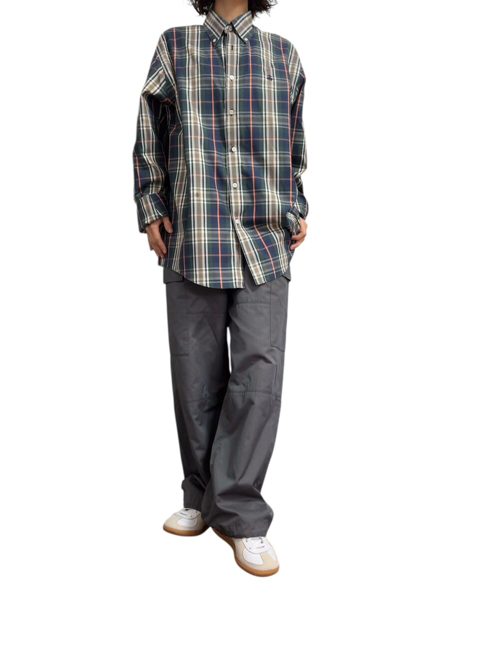 グリーン系のシャツ/ブラウス、グレー系のカーゴパンツ、ホワイト系のスニーカーを着用したレディースの秋コーディネートの2枚目の写真