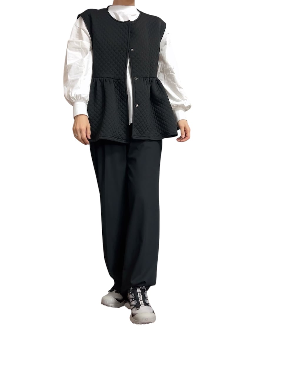 ブラック系のベスト、グレー系のその他パンツ、グレー系のスニーカーを着用したレディースの春コーディネートの2枚目の写真