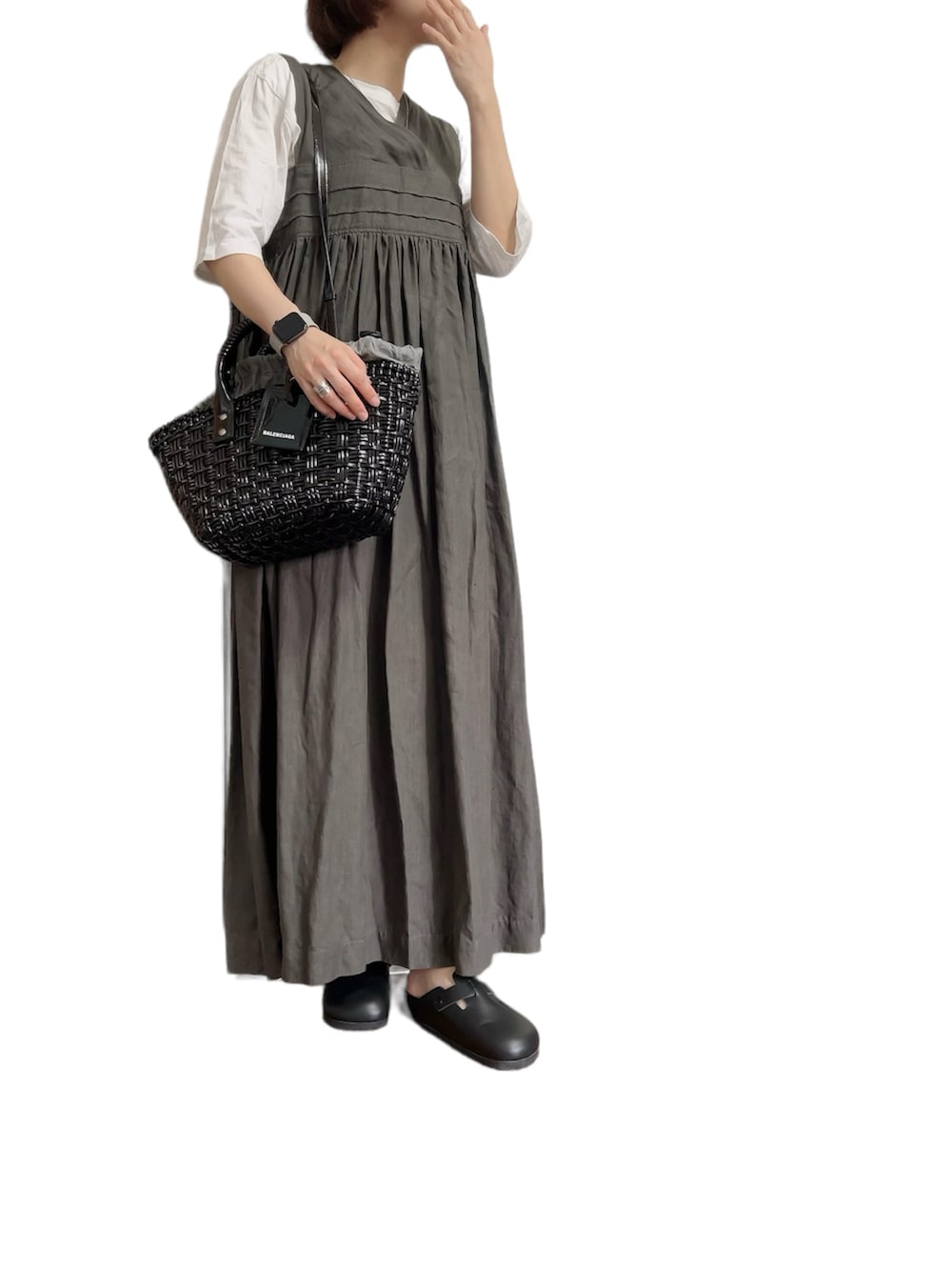 「レイヤードスタイル、ワンピース、夏コーデ、ビルケンシュトック、かごバッグ、BALENCIAGA、ロングワンピース、白Tシャツ」｜「HYKEの＜HYKE（ハイク）＞リネン マキシ ワンピース ■■■（ワンピース、ブラック系）」を使った、mmmmm000 _styleさん（レディース・161cm）の夏コーディネートの2枚目の写真