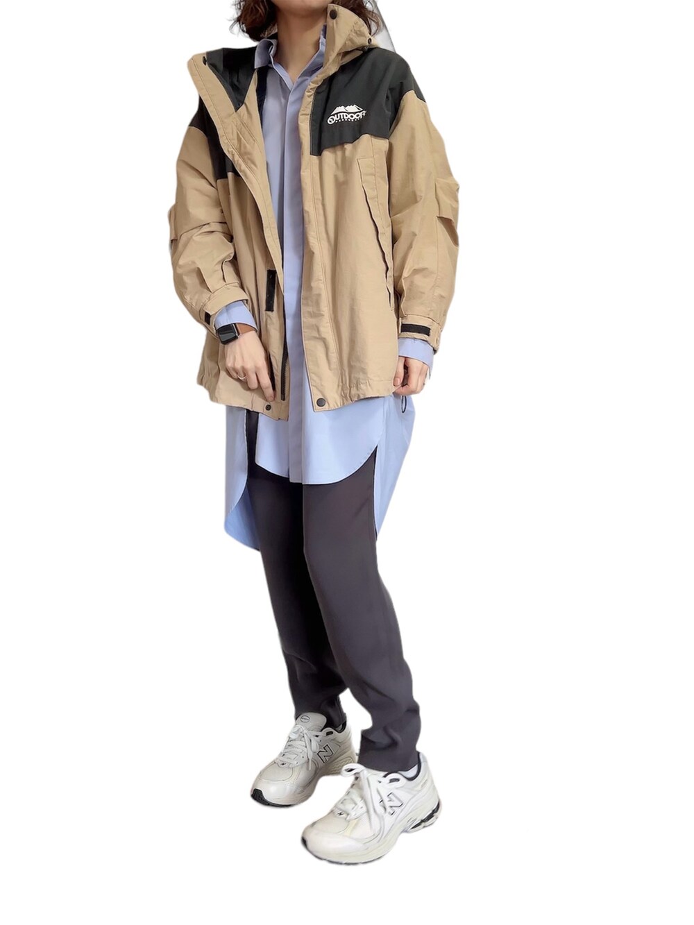 ブルー系のベスト、ブルー系のシャツ/ブラウス、ベージュ系のマウンテンパーカーを着用したレディースの春コーディネートの2枚目の写真