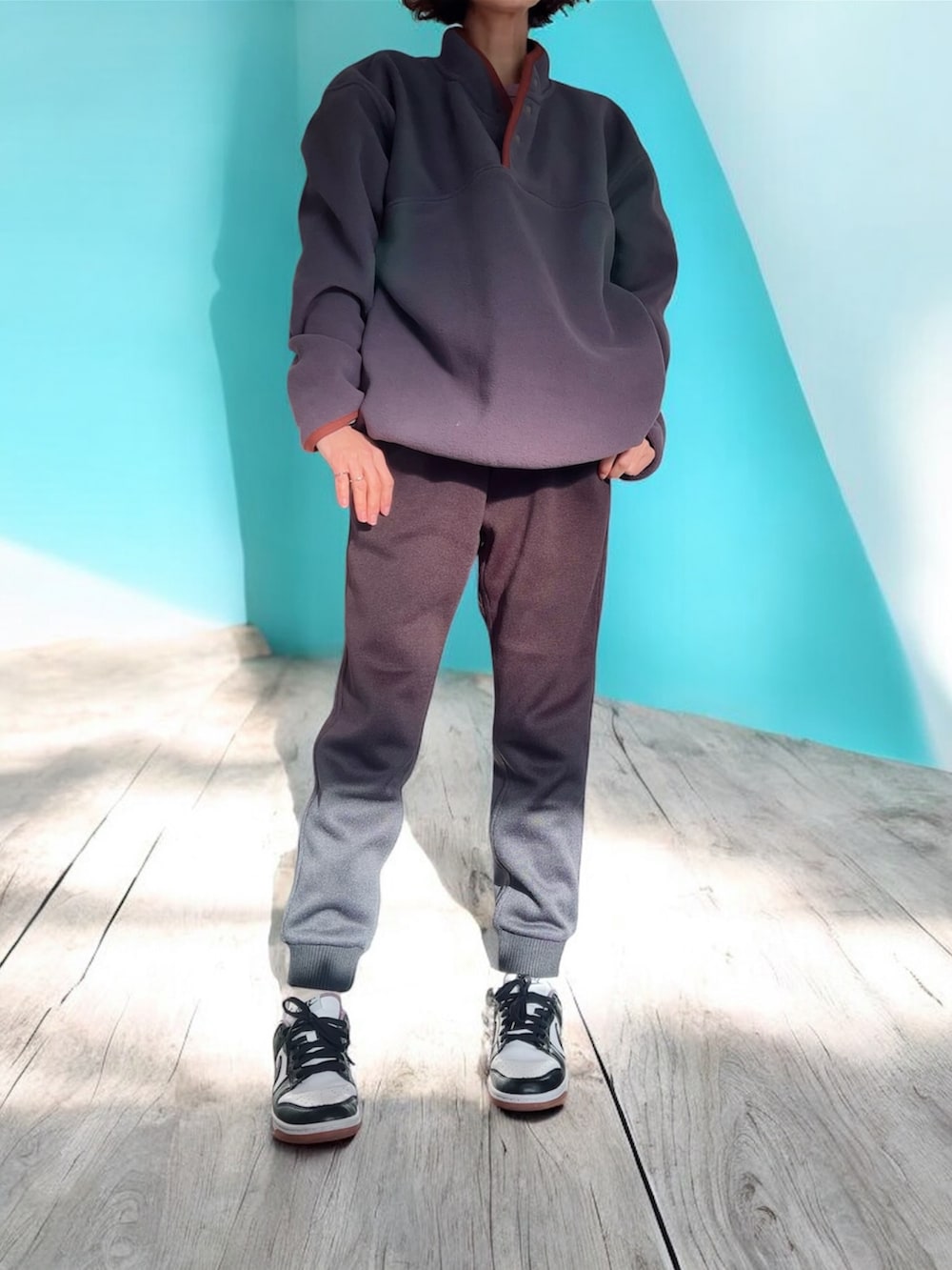 グレー系のその他トップス、ブラック系のその他パンツ、ブラック系のスニーカーを着用したレディースの冬コーディネートの2枚目の写真