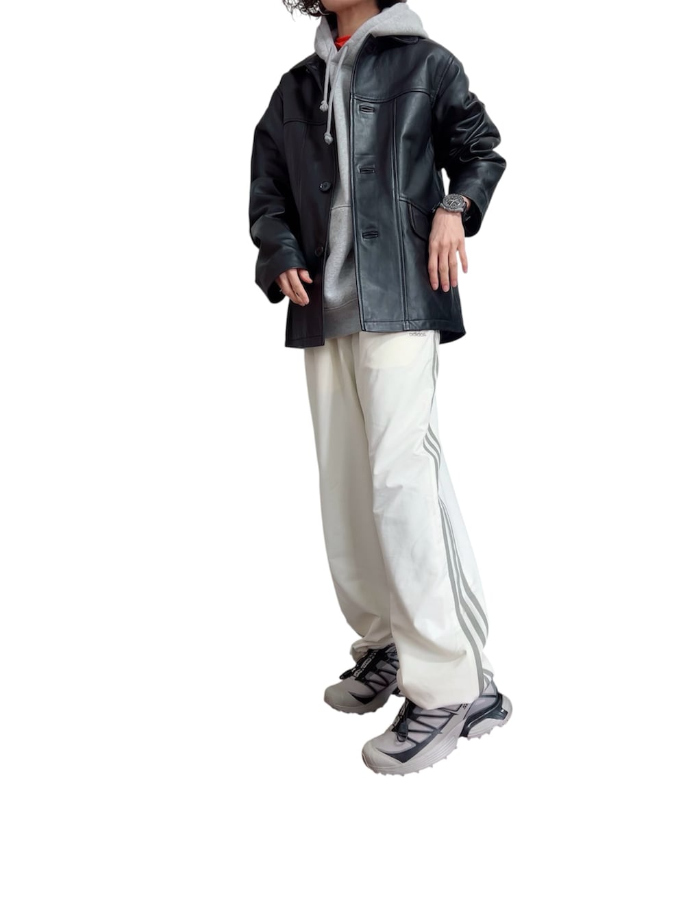 ホワイト系のその他パンツ、グレー系のスニーカー、ブラック系のカバーオールを着用したレディースの春コーディネートの3枚目の写真