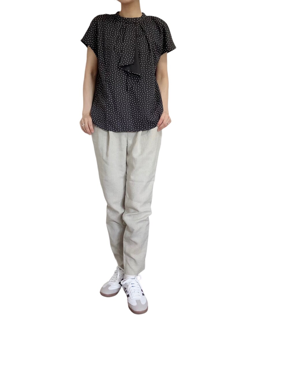 ブラック系のシャツ/ブラウス、ベージュ系のその他パンツを着用したレディースの夏コーディネートの3枚目の写真