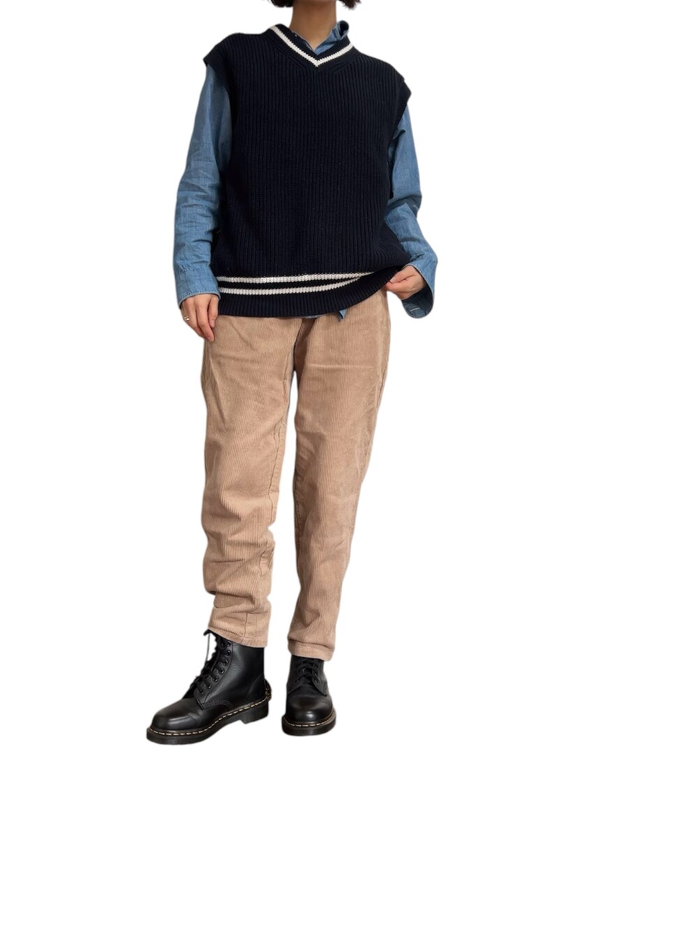 ブルー系のシャツ/ブラウス、ホワイト系のベスト、ベージュ系のスラックスを着用したレディースの春コーディネートの2枚目の写真