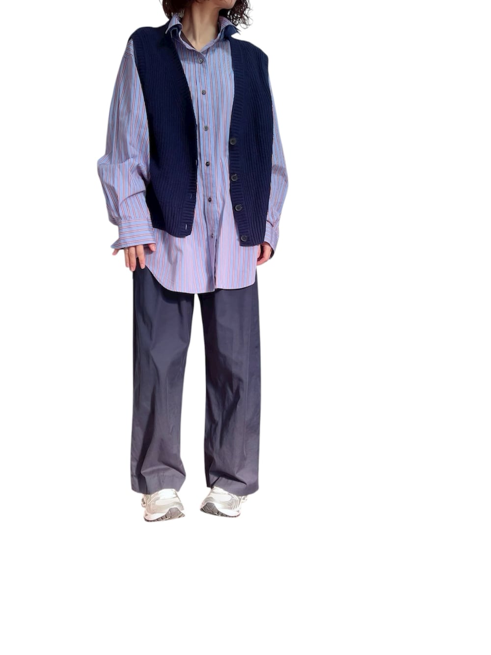 ブルー系のシャツ/ブラウス、ブルー系のベスト、グレー系のその他パンツを着用したレディースの秋コーディネートの2枚目の写真