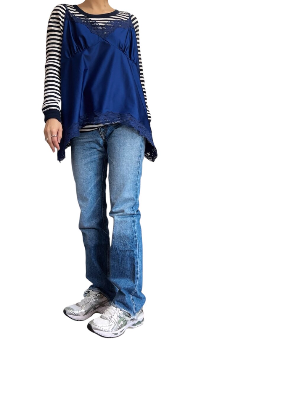 ブルー系のキャミソール、シルバー系のスニーカー、ホワイト系のTシャツ/カットソーを着用したレディースの春コーディネートの2枚目の写真