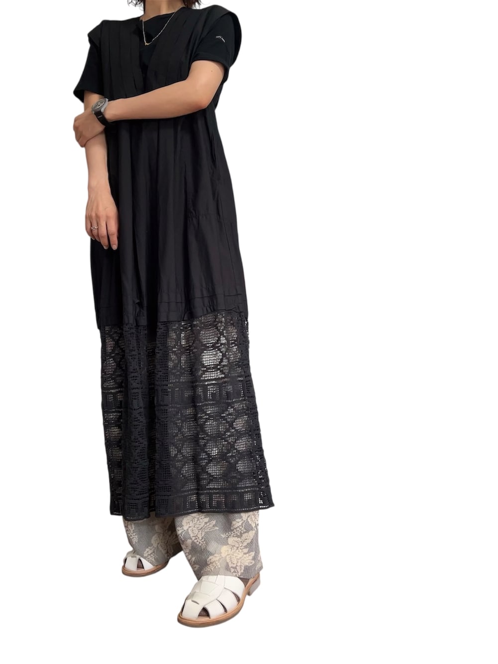 ブラック系のワンピース/ドレス、ベージュ系のパンツ、ホワイト系のサンダルを着用したレディースの夏コーディネートの2枚目の写真