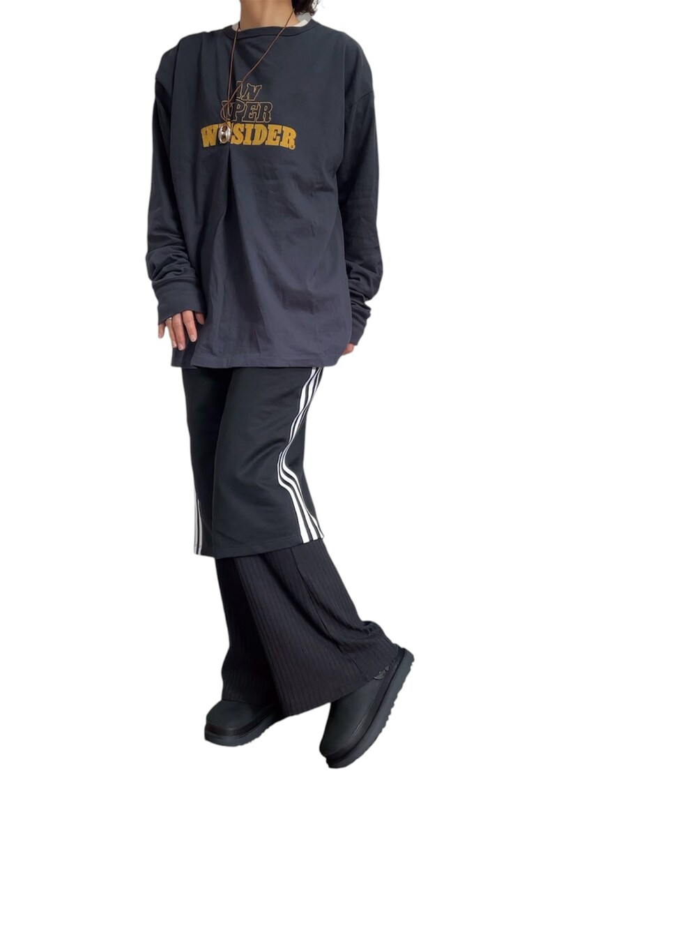 グレー系のTシャツ/カットソー、ブラック系のスカート、ブラック系のその他パンツを着用したレディースの春コーディネートの2枚目の写真