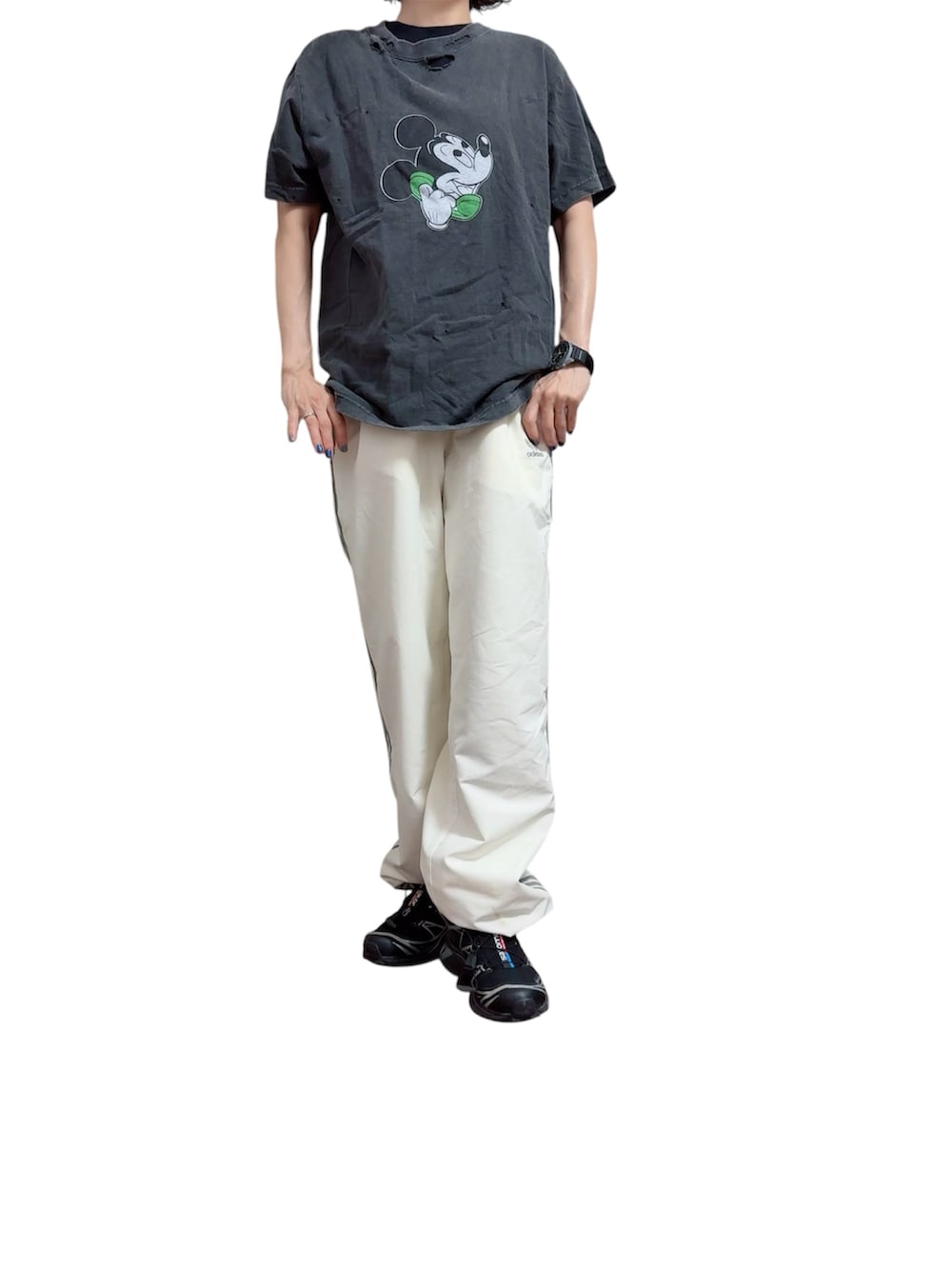 ブラック系のTシャツ/カットソー、ホワイト系のその他パンツ、ブラック系のスニーカーを着用したレディースの夏コーディネートの2枚目の写真