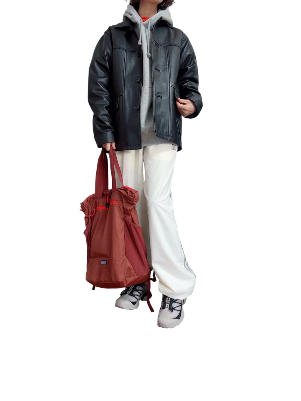 ホワイト系のその他パンツ、グレー系のスニーカー、ブラック系のカバーオールを着用したレディースの春コーディネートの2枚目の写真