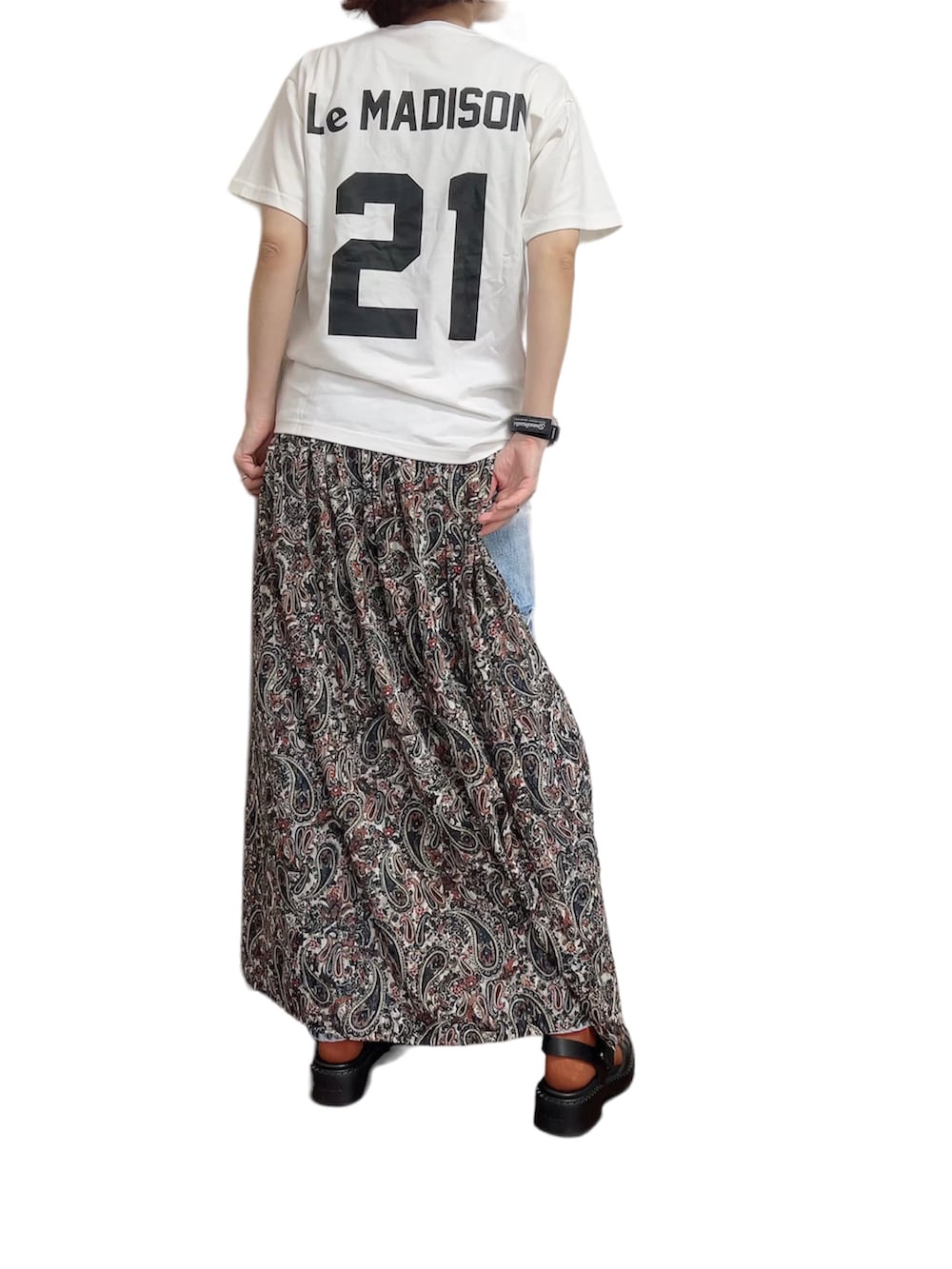 ブルー系のスカート、ホワイト系のTシャツ/カットソーを着用したレディースの夏コーディネートの2枚目の写真