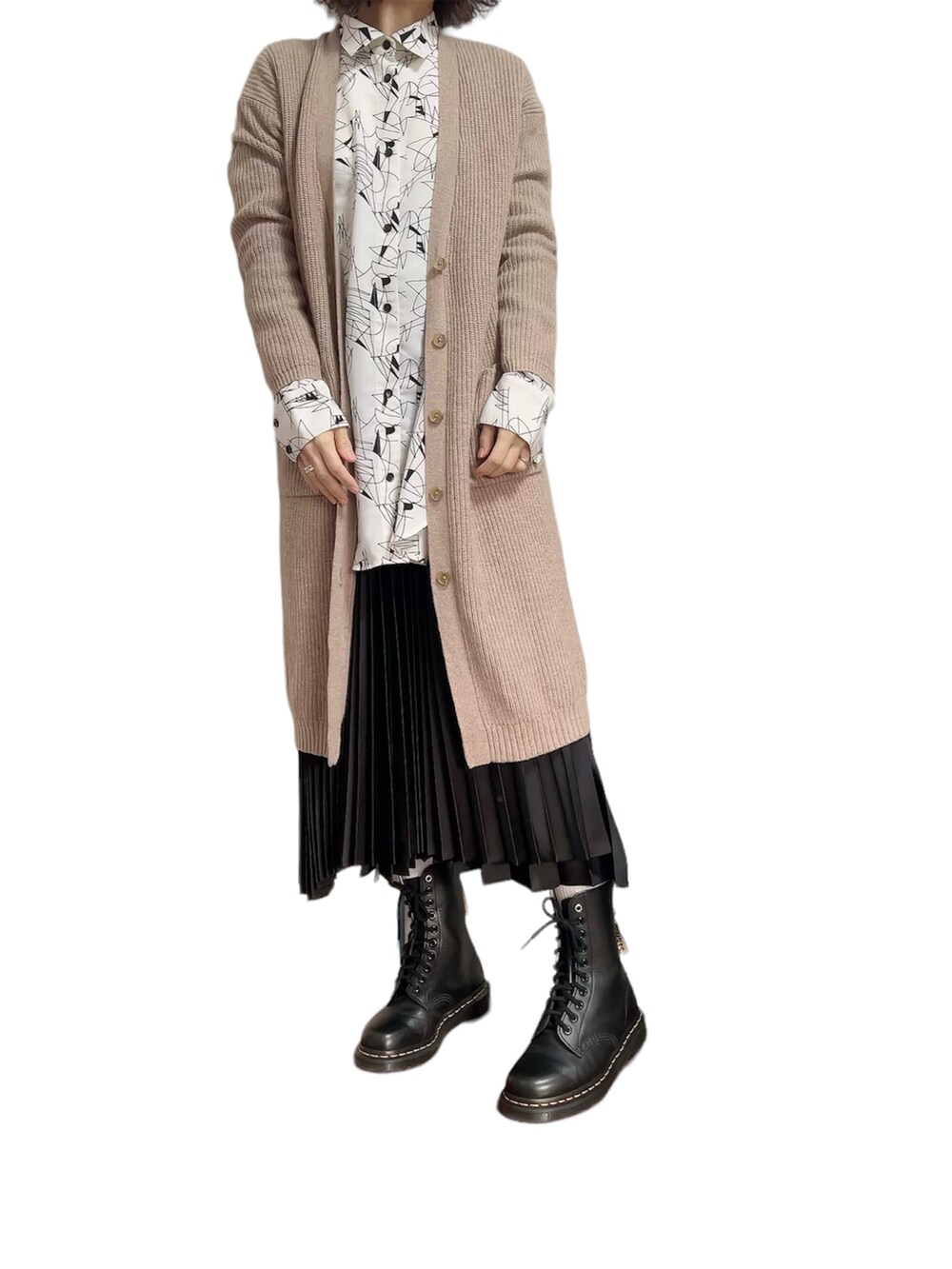 ホワイト系のシャツ/ブラウス、ブラック系のスカート、ブラック系のブーツを着用したレディースの冬コーディネートの2枚目の写真