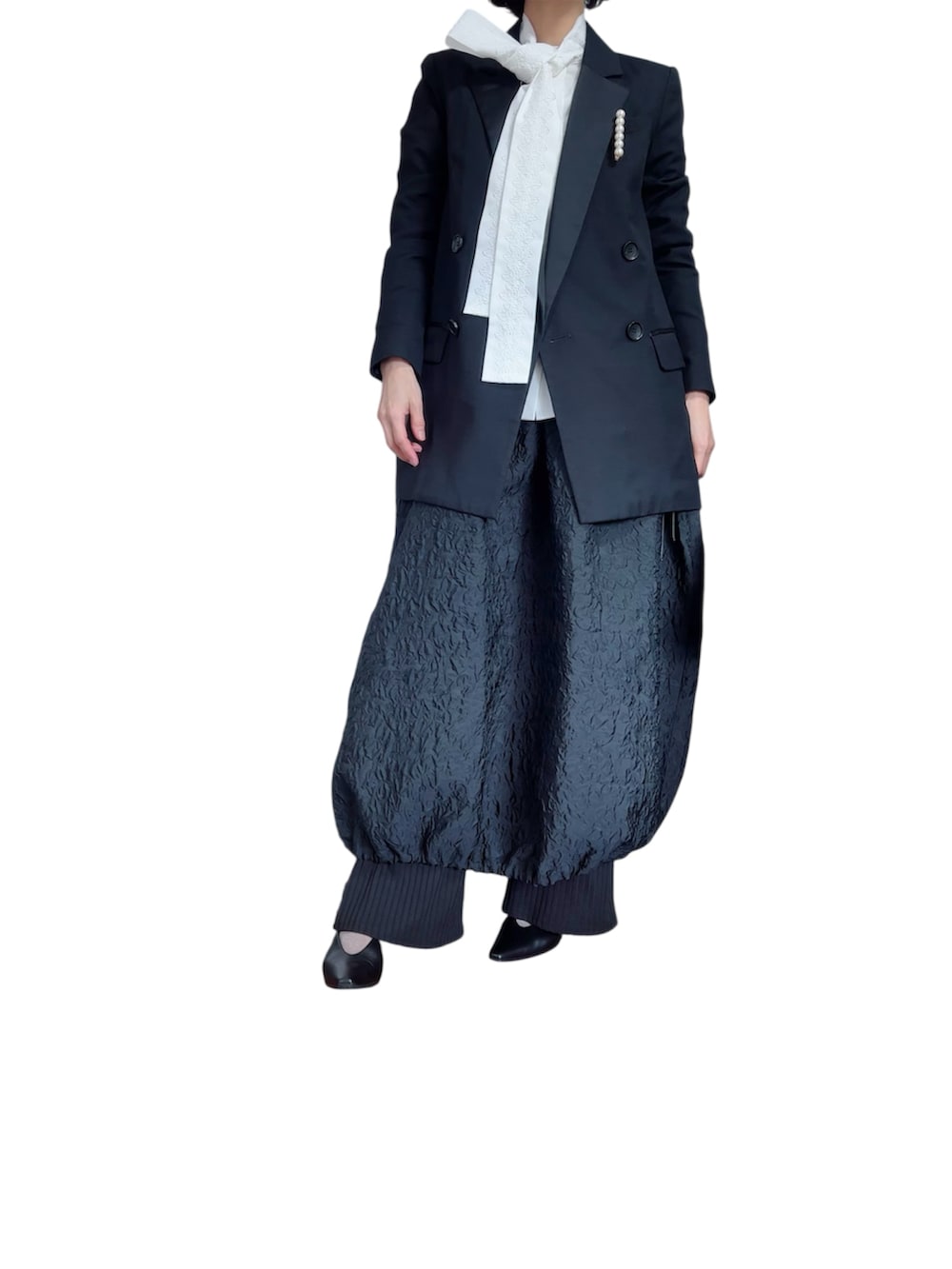 ホワイト系のシャツ/ブラウス、ブラック系のスカート、ブラック系のパンプスを着用したレディースの春コーディネートの2枚目の写真