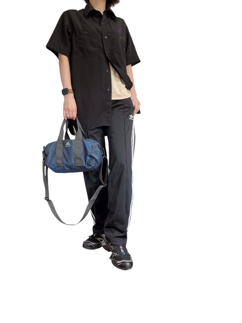 ブラック系のシャツ/ブラウス、ブラック系のその他パンツ、ブルー系のバッグを着用したレディースの夏コーディネートの2枚目の写真