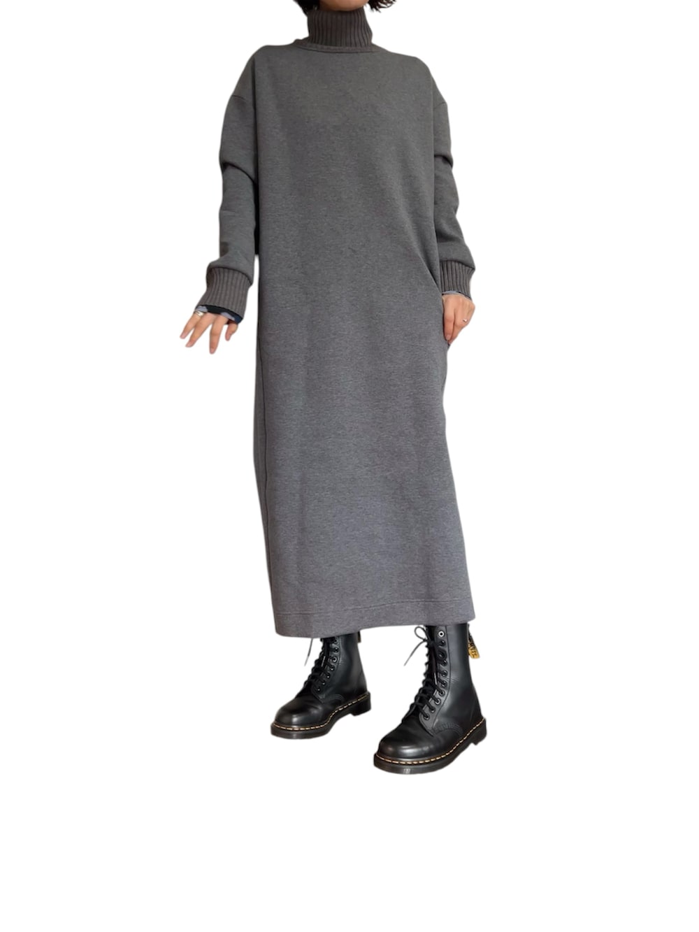 グレー系のワンピース、ブラック系のブーツを着用したレディースの春コーディネートの2枚目の写真